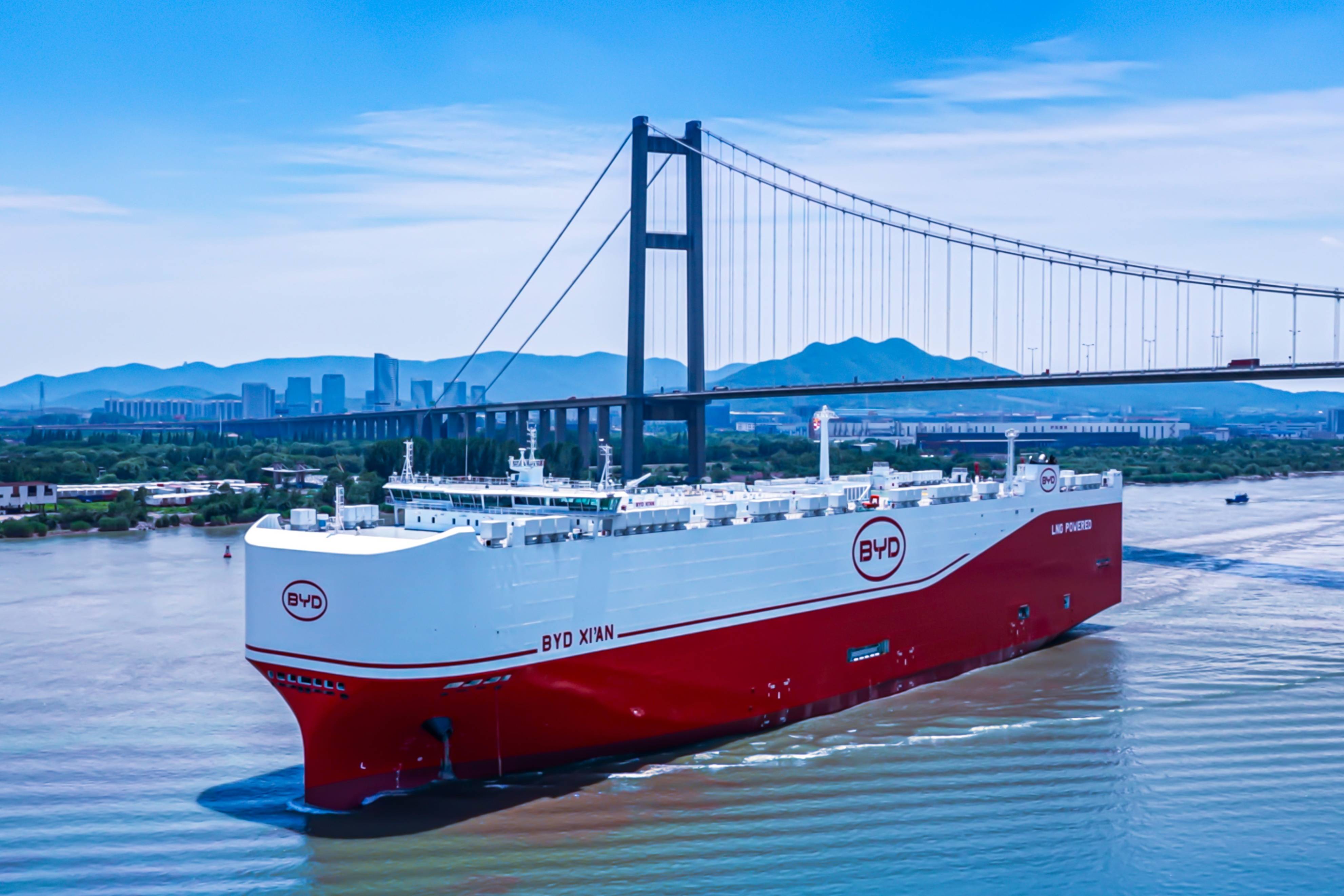 沪东中华：全球最大24000TEU级LNG双燃料动力集装箱船提前交付